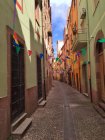 Вівсянка по вулиці, Bosa, Сардинія, Італія — стокове фото