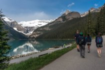 Vista traseira de pessoas caminhando no Lago Louise, Banff National Park, Alberta, Canadá — Fotografia de Stock