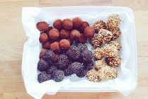 Assortiment de truffes au chocolat maison sur table en bois — Photo de stock