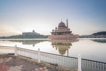Vista panoramica della moschea di Putra sul lago all'alba, Kuala Lumpur, Malesia — Foto stock