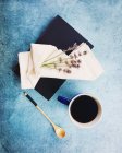 Notizbuch, Lavendelblüten und Kaffee von oben — Stockfoto