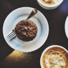 Top View of Honey Vanilla Lattes em copos brancos e Muffin — Fotografia de Stock