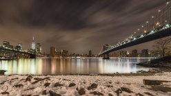 Vista panorámica de los puentes de Brooklyn y Manhattan desde Brooklyn, Nueva York, Estados Unidos - foto de stock