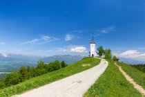 Vue panoramique sur l'église du village de Jamnik, Kranj, Slovénie — Photo de stock