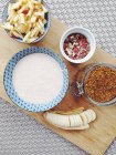 Porridge di avena cruda e condimenti sul tavolo della cucina — Foto stock