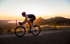 Людина, що Велоспорт на заході сонця, острів Корсика, Франція — стокове фото