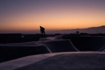 Silhouette eines Skateboarders am Strand von Venedig, Kalifornien, Amerika, USA — Stockfoto