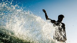 Человеческий серфинг на волне в океане — стоковое фото