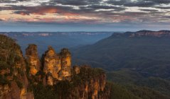 Vue panoramique de Three Sisters après le coucher du soleil, Blue Mountains Australie — Photo de stock