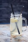Bicchiere di limonata con tubo di plastica sul tavolo — Foto stock