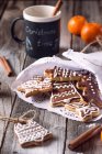 Biscoitos de Natal e uma caneca de chocolate quente — Fotografia de Stock