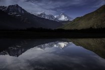 Vista panorámica del monte Nun Kun Reflexiones en el río Suru, Jammu y Cachemira, India - foto de stock