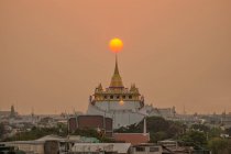 Vista panorâmica do templo Wat Saket ao pôr do sol, Bangkok, Tailândia — Fotografia de Stock