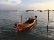 Vue panoramique du bateau à moteur ancré, Phuket, Thaïlande — Photo de stock