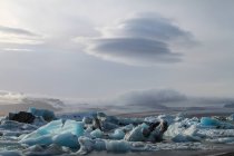 Vista panorâmica dos bancos de gelo flutuando na lagoa Joekulsarlon, Islândia — Fotografia de Stock