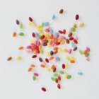 Разноцветные мармеладки на белом столе — стоковое фото
