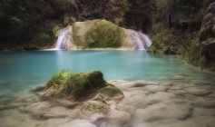 Vista panorâmica da lagoa, cachoeira e rochas com musgo, Espanha, Navarra, Amescoa Baja, Baquedano — Fotografia de Stock