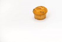 Muffin myrtille simple sur fond blanc — Photo de stock