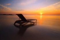 Chaise longue sur la plage au lever du soleil, Nusa Dua, Bali, Indonésie — Photo de stock