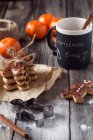 Weihnachtsplätzchen, heiße Schokolade und Satsumas, Winterfeststimmung — Stockfoto