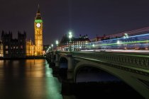 Sentiers lumineux sur Westminster Bridge, Londres, Angleterre, Royaume-Uni — Photo de stock