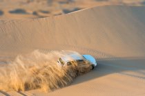 Off road vehicle driving through desert, Abu Dhabi, UAE — Stock Photo