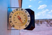 Termômetro ao lado de uma casa, Arizona, América, EUA — Fotografia de Stock