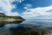 Noruega, Finnmark, Norge, vista panorámica del fiordo tranquilo bajo las nubes - foto de stock
