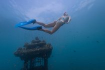 Donna che fa snorkeling vicino al tempio affondato, Bali, Indonesia — Foto stock