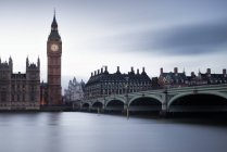 Vue panoramique sur Big Ben et Westminster Bridge, Londres, Royaume-Uni — Photo de stock