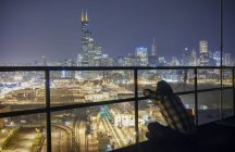 Man admiring night view of Chicago skyscrapers, Illinois, USA — Stock Photo