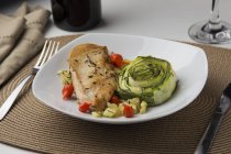 Nahaufnahme von Hühnchen und Zucchini auf dem Teller — Stockfoto