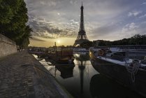 Vue panoramique sur la Tour Eiffel au coucher du soleil, Paris, France — Photo de stock