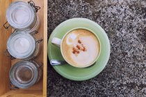 Café cappuccino avec bocaux de sucre, vue sur le dessus — Photo de stock
