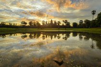Vista panoramica di Ankor wat e riflessi lacustri all'alba, Siem Reap, Cambogia — Foto stock