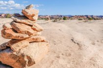 USA, Utah, Canyonlands National Park, Stone cairn marcando sendero de senderismo - foto de stock