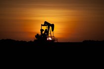 Silhouette di un pozzo di petrolio, Lobitos, Talara, Perù — Foto stock