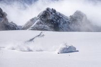 Schöne Aussicht auf verschneite Berge und Skifahrer im Schnee in den Alpen, Österreich — Stockfoto