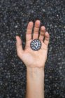 Рука тримає серце намальоване на маленькому камені — стокове фото