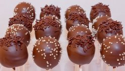 Крупним планом солодкі шоколадні льодяники поспіль — стокове фото