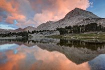 Reflection of mount Ickes in lake, Kings Canyon National Park, USA — Stock Photo