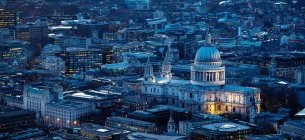 Catedral de San Pablo y la ciudad de Londres por la noche, Inglaterra, Reino Unido - foto de stock