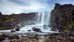 Vista panorámica de la cascada de Oxararfoss, Thingvellir, Islandia - foto de stock