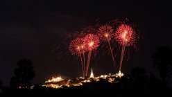 Malerischer Blick auf Feuerwerk Festival in Khoa Wang, Phetchaburi, Thailand — Stockfoto