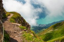 Aussichtsreiche Aussicht auf Wanderweg in den Bergen, Schweiz — Stockfoto