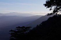 Vista panoramica dei raggi del sole mattutini che illuminano il cratere Ngorongoro, Tanzania — Foto stock