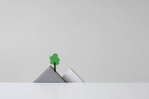 Концептуальні Papermade гірського хребта і дерево — стокове фото