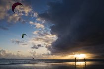 Dois kite surfistas na praia, Los Lances praia, Tarifa, Andaluzia, Espanha — Fotografia de Stock