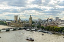 Повышенный вид на Биг Бен, здания парламента и реку Темзу — стоковое фото