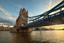 Vista panorámica del puente de la torre al atardecer, Londres, Inglaterra, Reino Unido - foto de stock